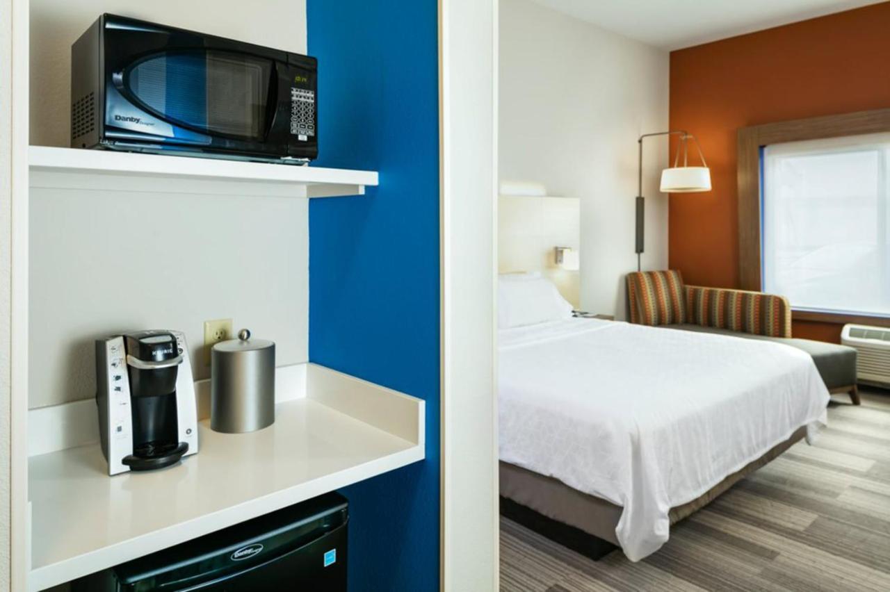 Holiday Inn Express & Suites - Medford By Ihg Buitenkant foto