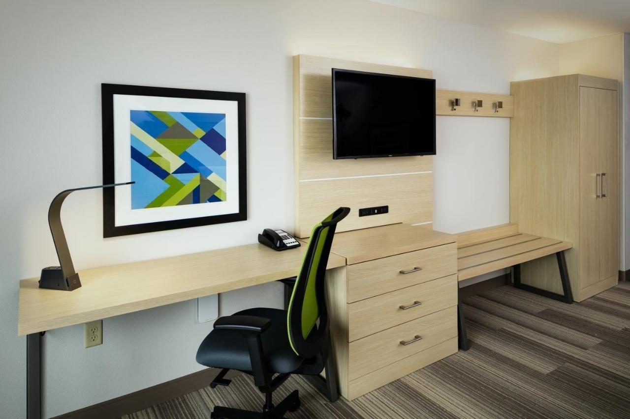 Holiday Inn Express & Suites - Medford By Ihg Buitenkant foto