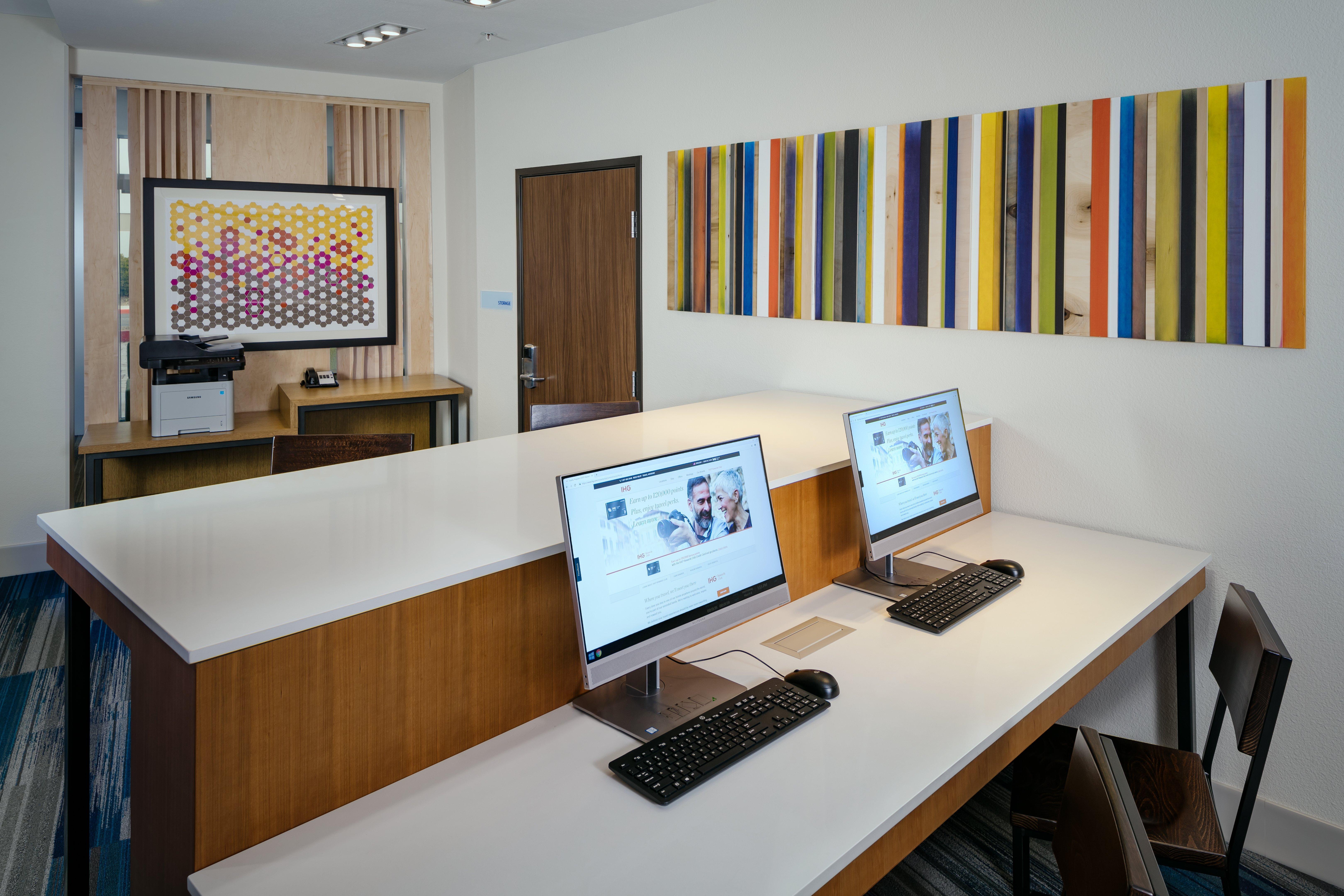 Holiday Inn Express & Suites - Medford By Ihg Buitenkant foto